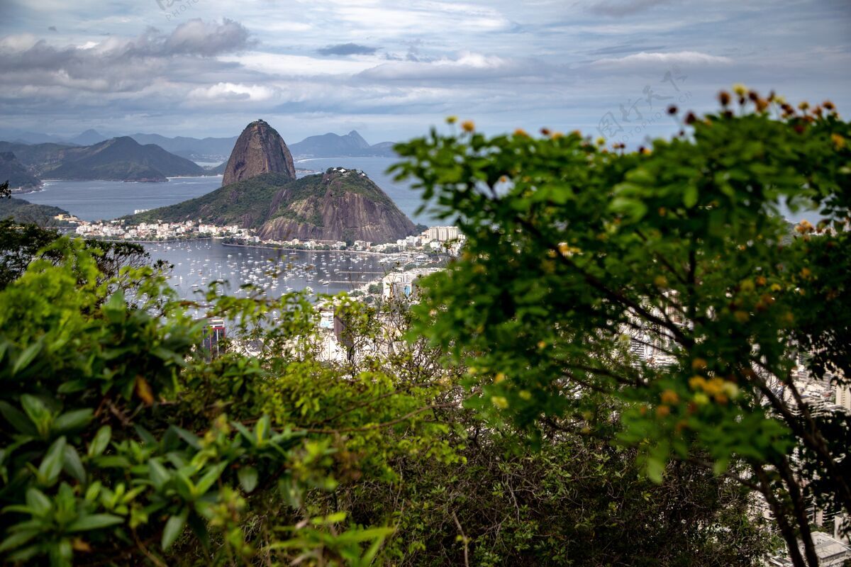 山巴西里约热内卢的山和博塔福戈海滩野生海岸石头