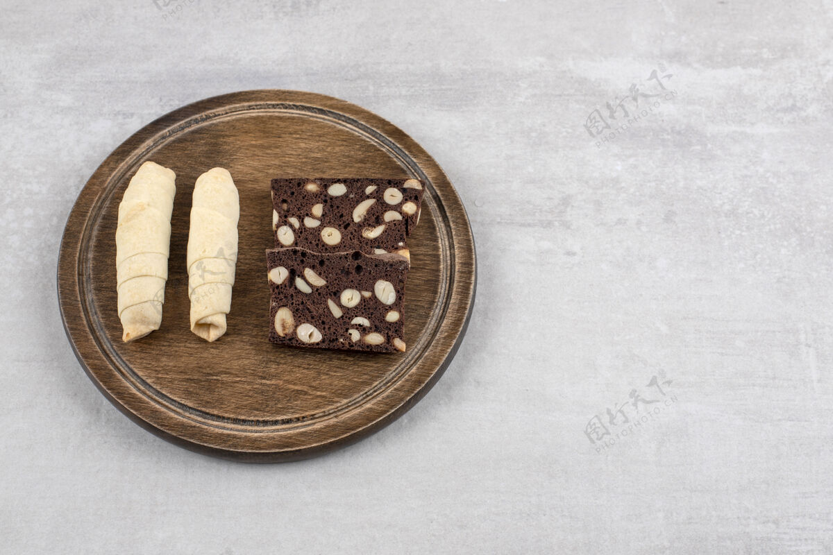 卡路里自制巧克力布朗尼和卷饼干放在木板上 放在大理石桌上自制饼干饼干