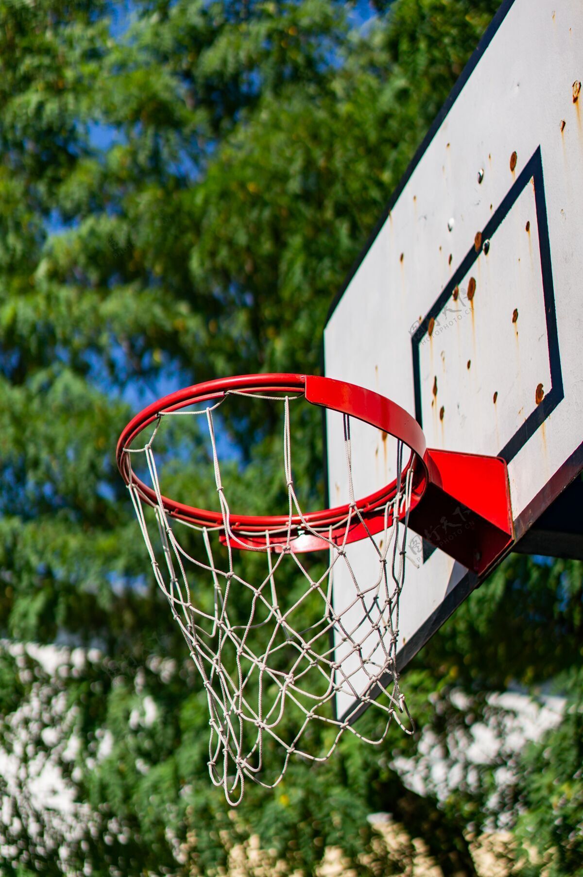 娱乐垂直低角度拍摄一个篮球篮圈与模糊得分设备篮球