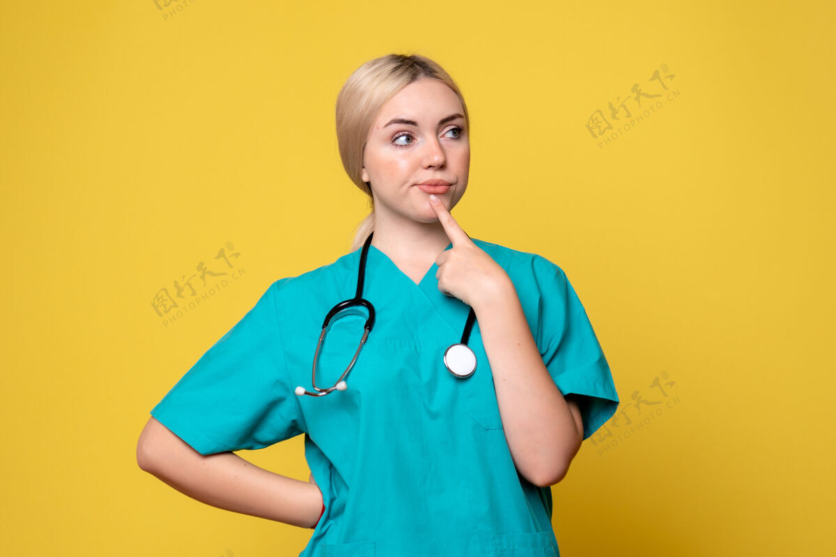 护士黄色墙上穿着带听诊器的医用衬衫的女医生的正视图医疗正面器械