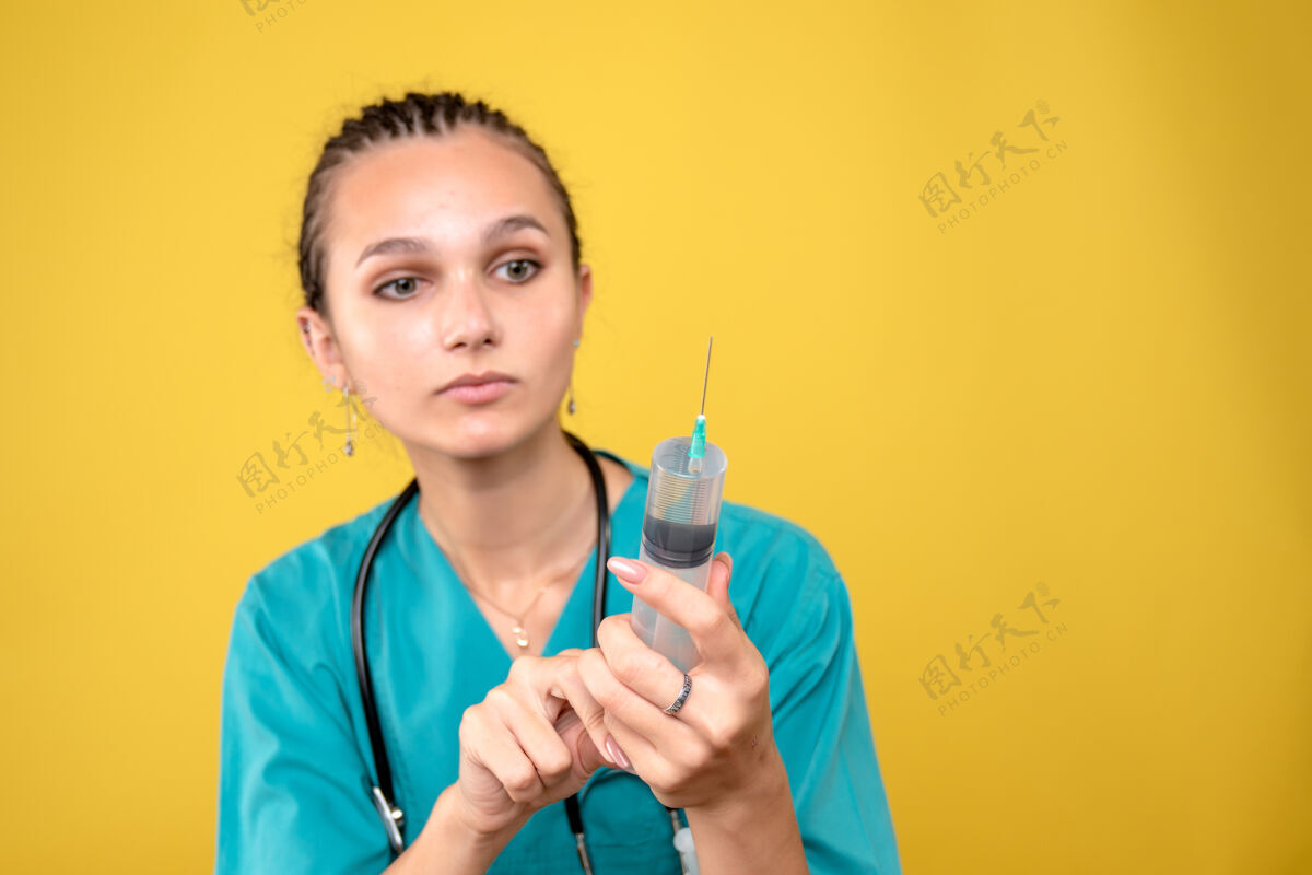 女正面图女医生手持巨大的注射剂 医护病毒医院的covid-19健康护士听诊器注射健康