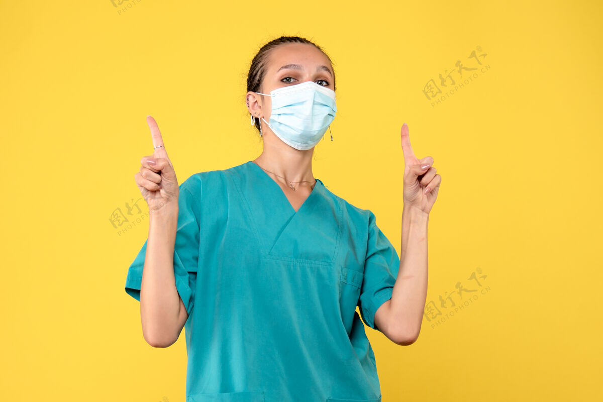护士正面图女医生穿着医用衬衫 戴着口罩 护士大流行医院病毒健康科维德-成人人医生