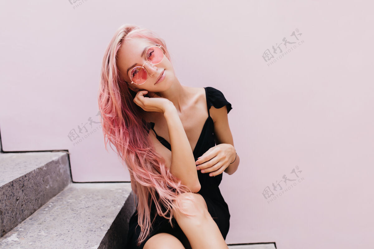 浪漫可爱的白种女人 长着粉红色的头发 躺在楼梯上华丽愉悦休闲