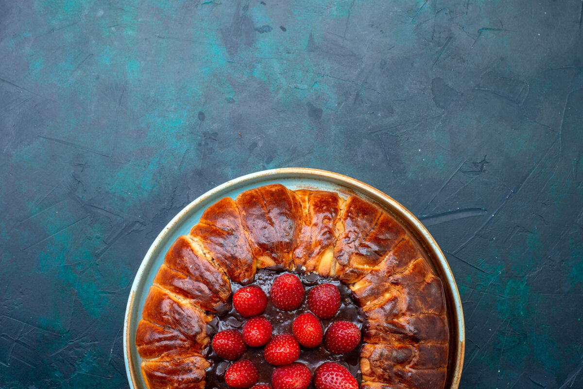 盘子顶视图美味草莓派果冻深蓝色派美味蛋糕