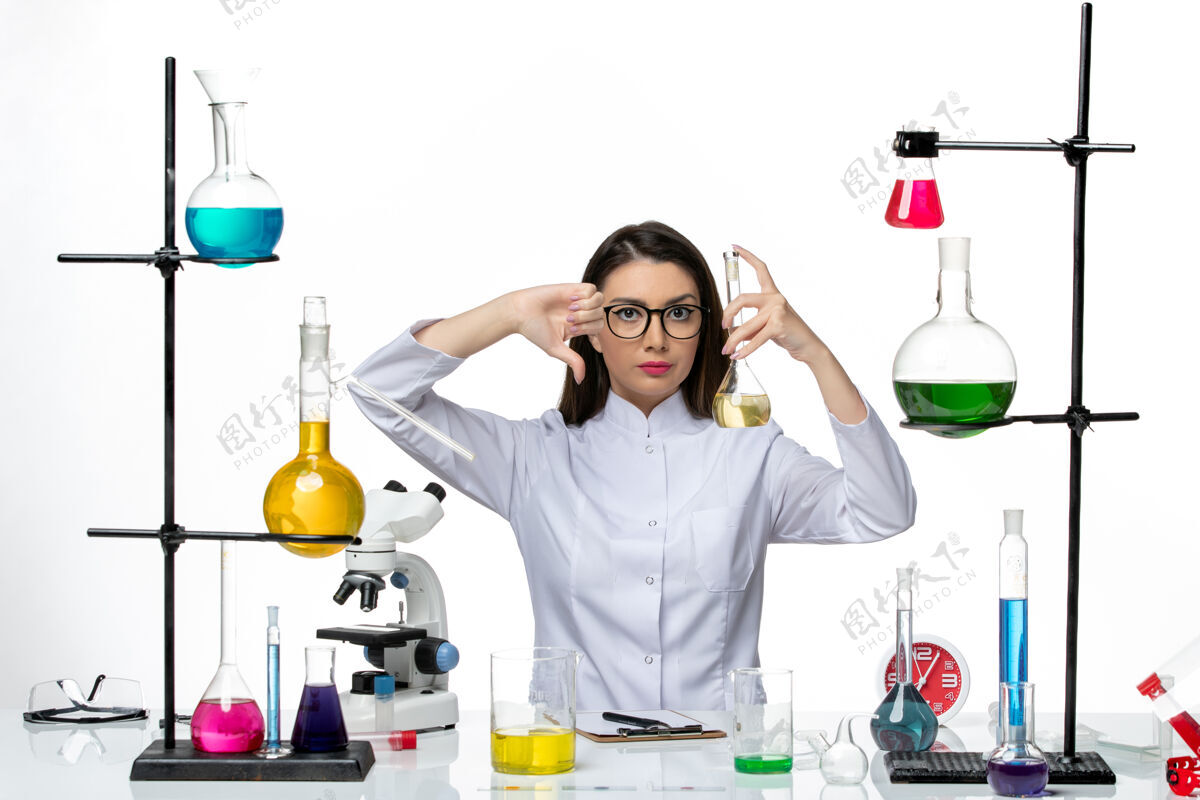 工作前视图穿着白色医疗服的女化学家正在处理白色背景的柯维病毒-科学大流行实验室病毒的解决方案人微笑医学