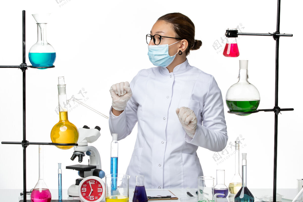 实验室前视图身着医疗服的女化学家站在白色背景上病毒化学实验室covid-飞溅外套人立场