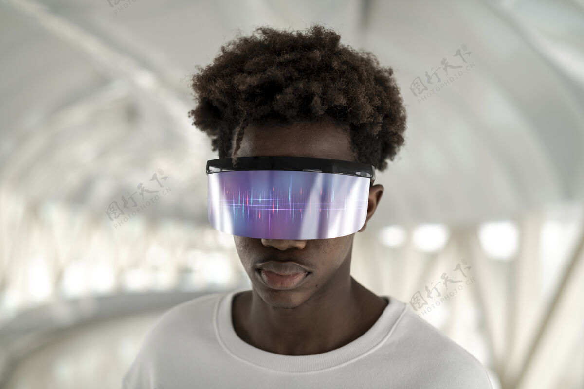设备戴着智能眼镜的男人未来科技娱乐男孩游戏