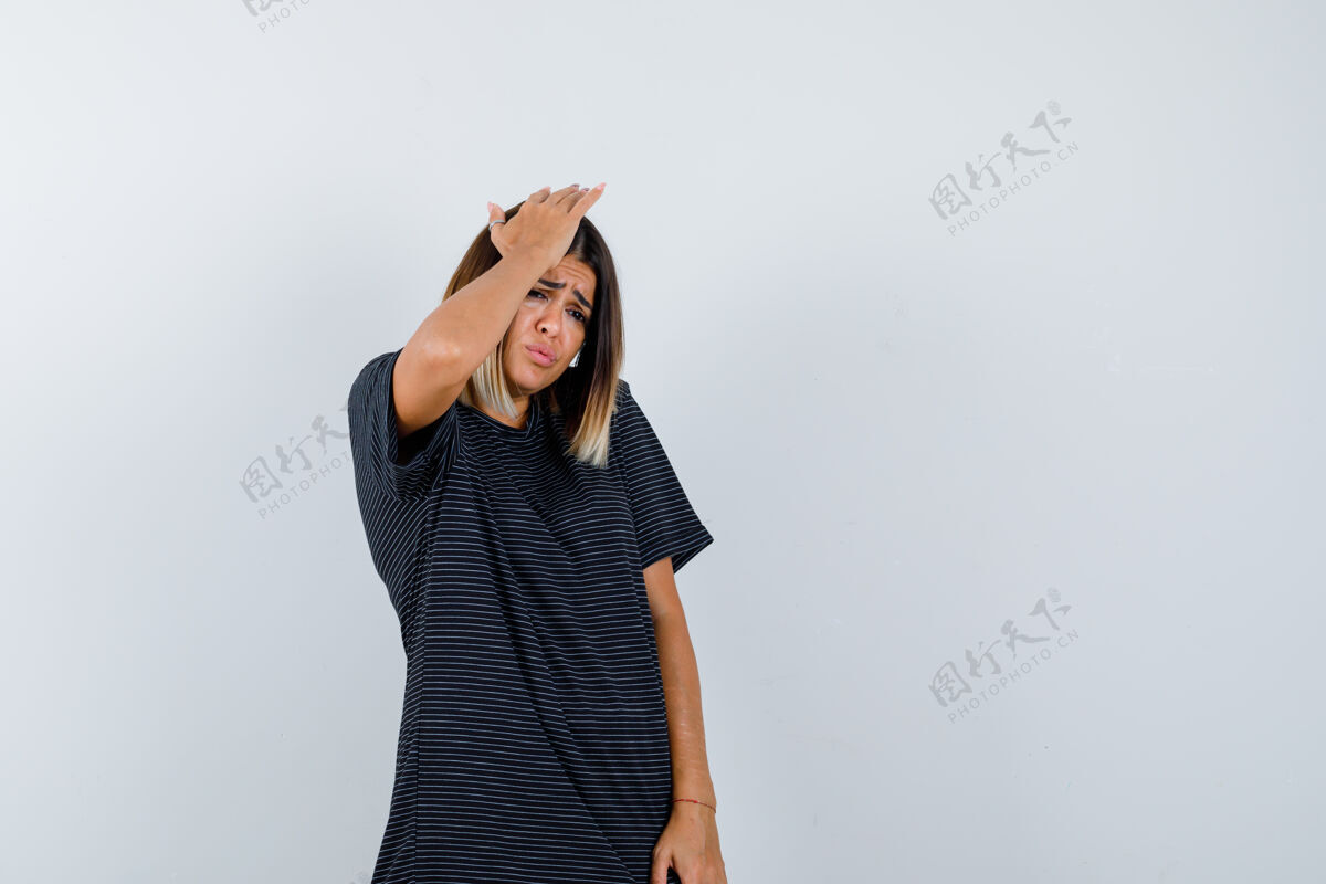 护理身着马球衫的年轻女性手挽手 头上带着犹豫的神情 俯视前方女性人头发