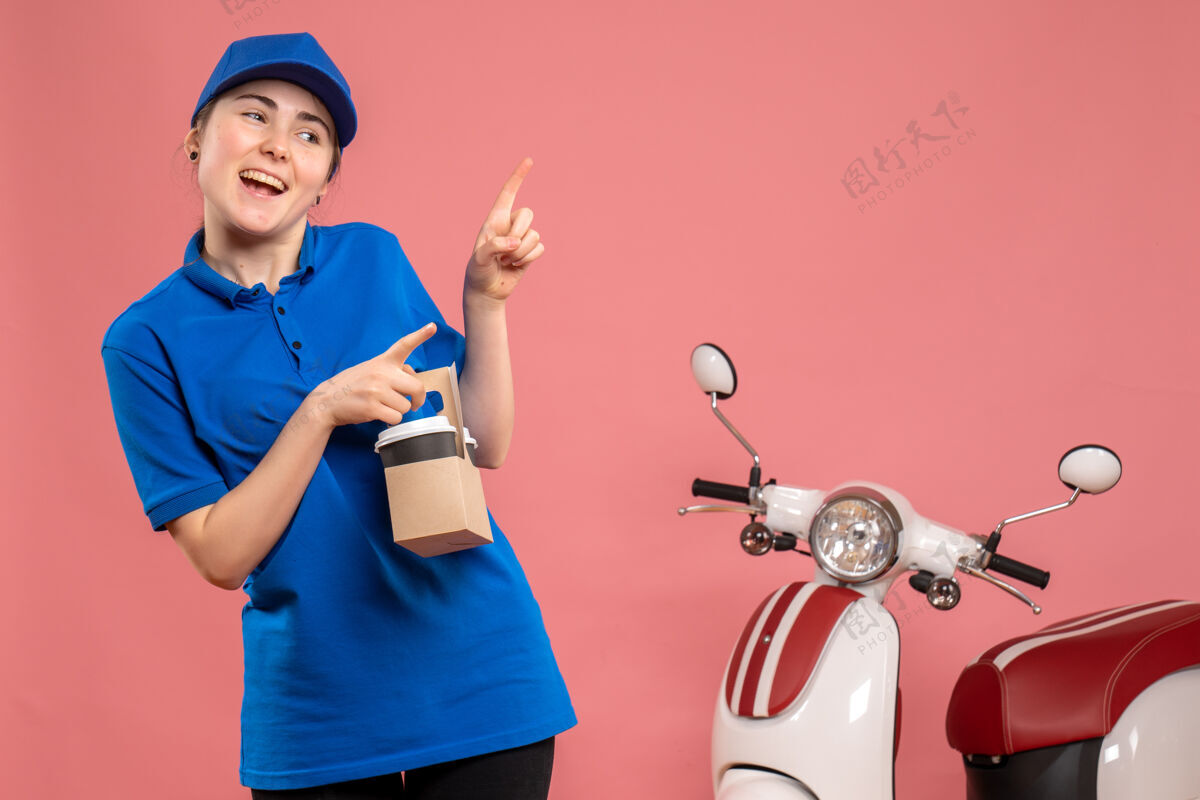 送货正面图：女快递员穿着粉色工作快递服务工女自行车制服 端着咖啡制服人工人