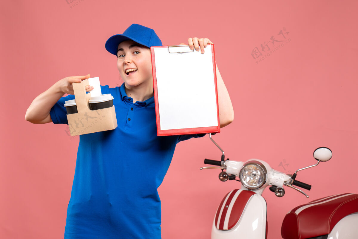 咖啡正面图：女快递员拿着咖啡和粉色工作服上的文件纸条服务工披萨女自行车便条人自行车