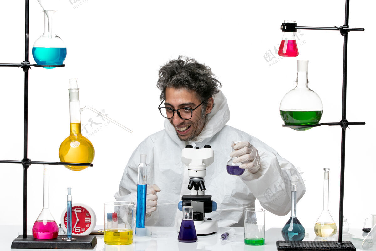 特殊前视图穿着特殊防护服的疯狂男科学家围坐在桌子旁 用白色背景疾病病毒解决实验室科学病毒实验室桌子溶液