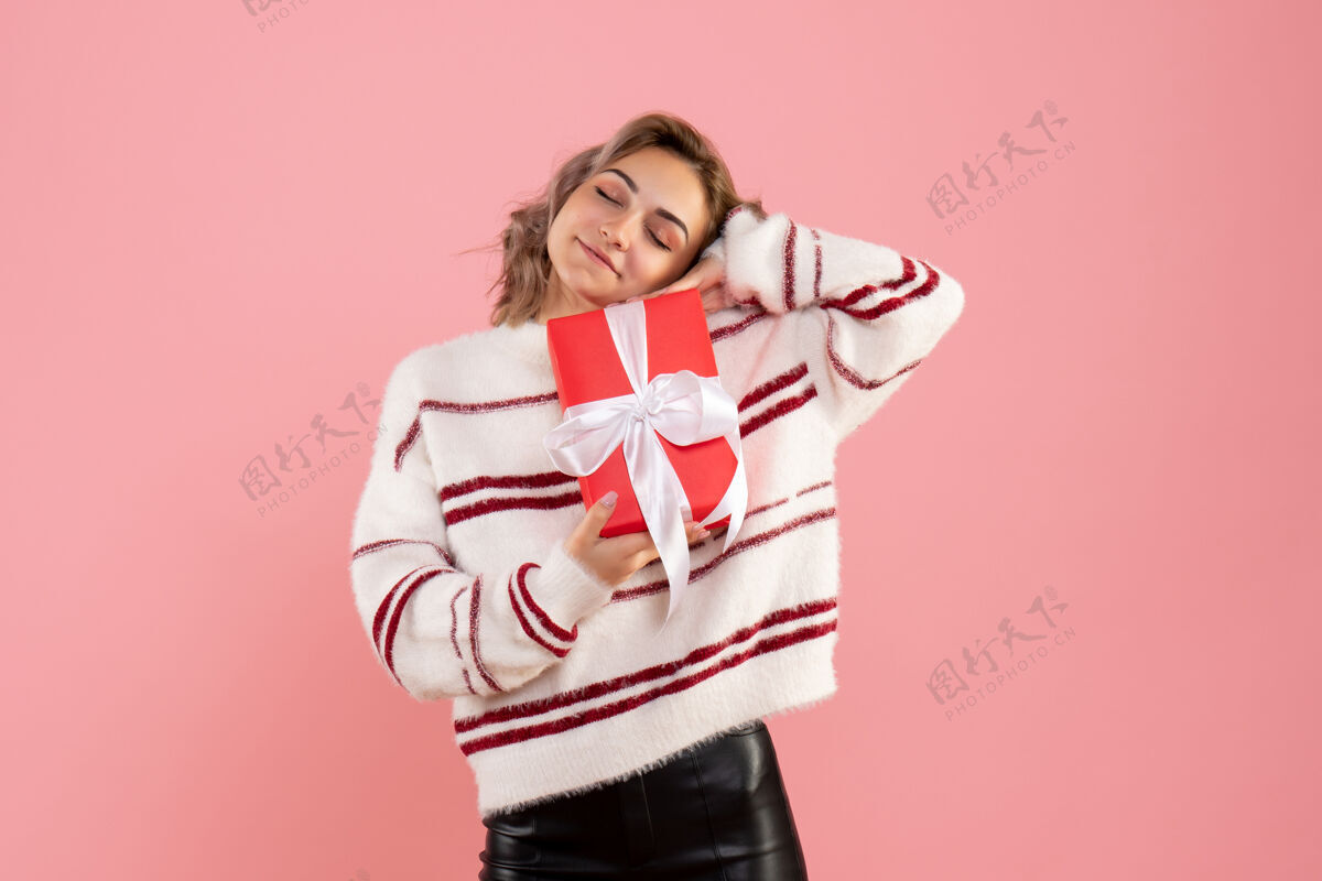 礼物前视图年轻女性与圣诞节礼物漂亮人物粉色