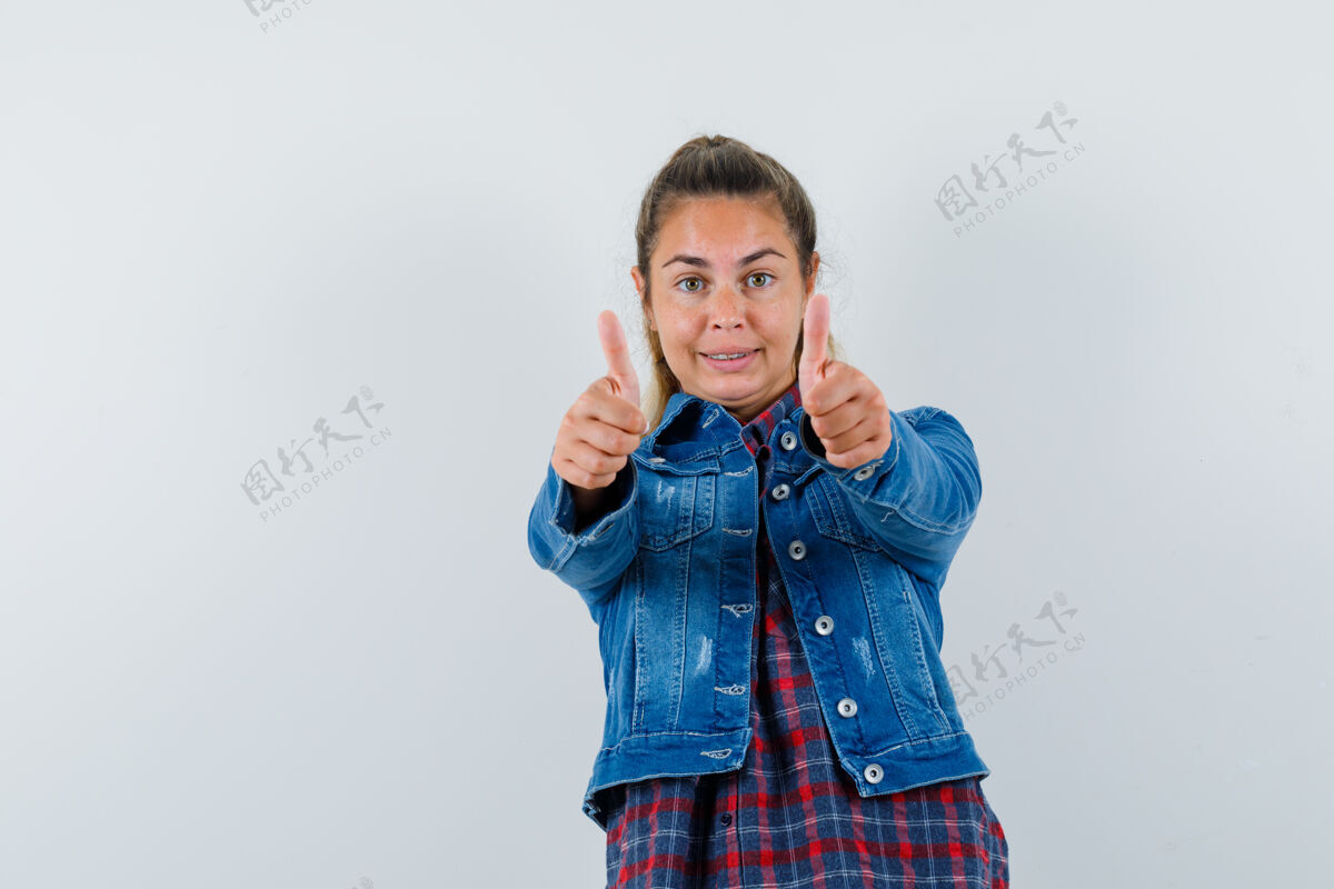 年轻年轻女子在衬衫 夹克衫上竖起大拇指 看起来很自信 正面视图肖像欢呼女人
