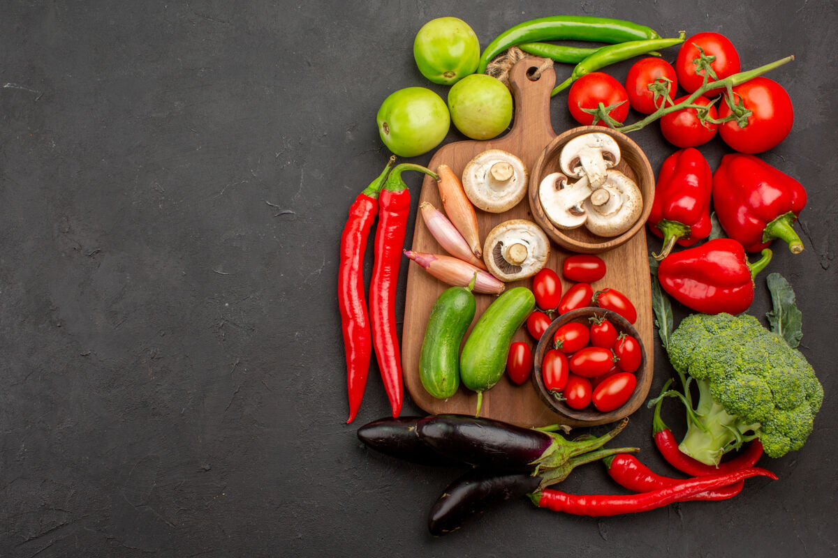 沙拉在灰色背景上俯瞰熟透的新鲜蔬菜健康食物饮食