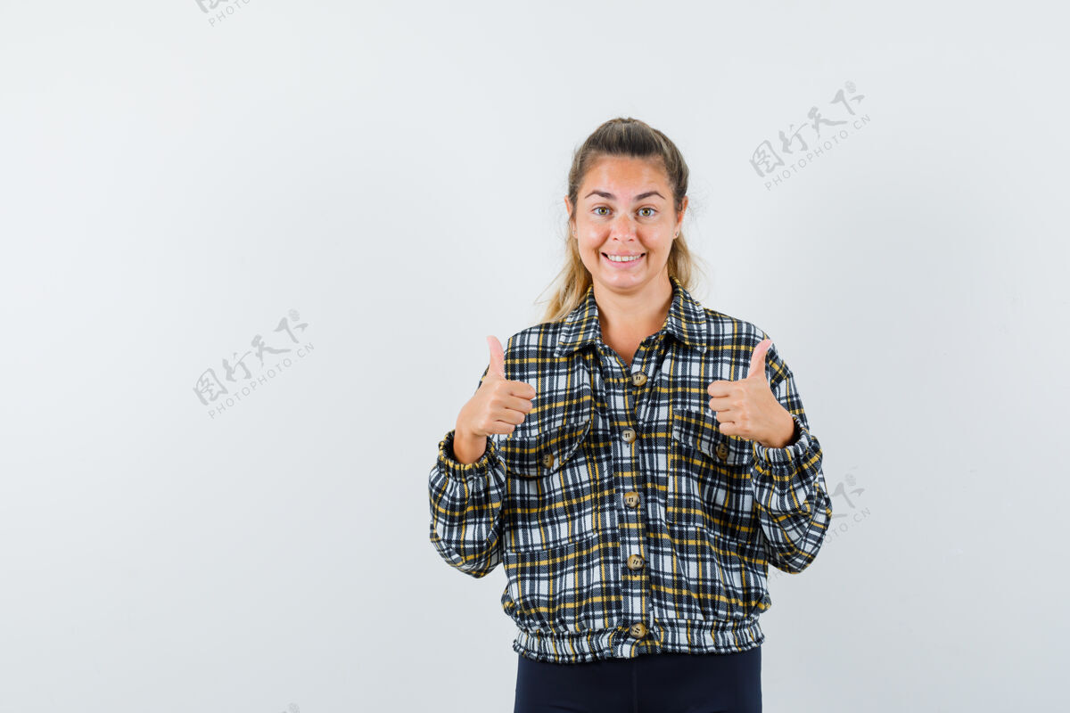 拇指穿着衬衫 短裤的年轻女士向上竖起大拇指 看起来很开心 正面视图向上视图一个