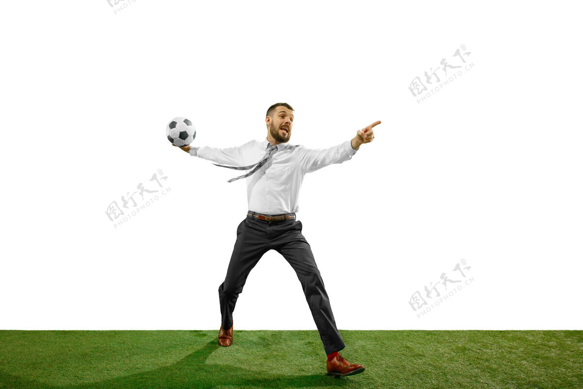 跑步一个年轻的商人在白色背景下踢足球的全长镜头乐趣商人年轻