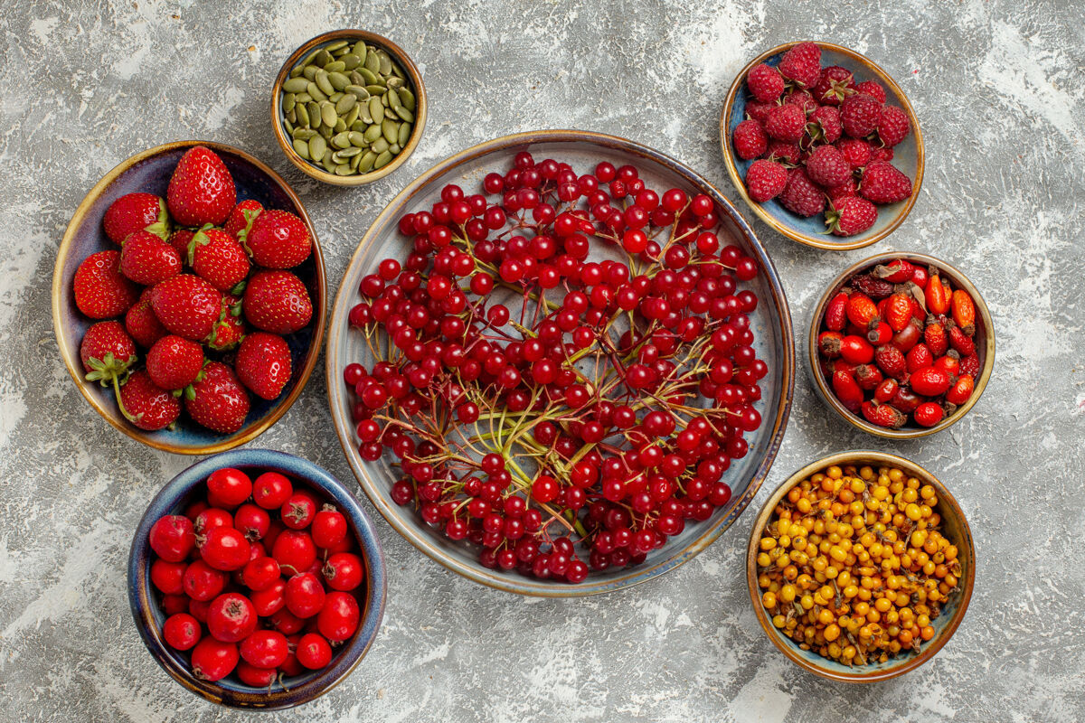 新鲜顶视图新鲜的红色小红莓和其他浆果在白色背景上背景许多干果