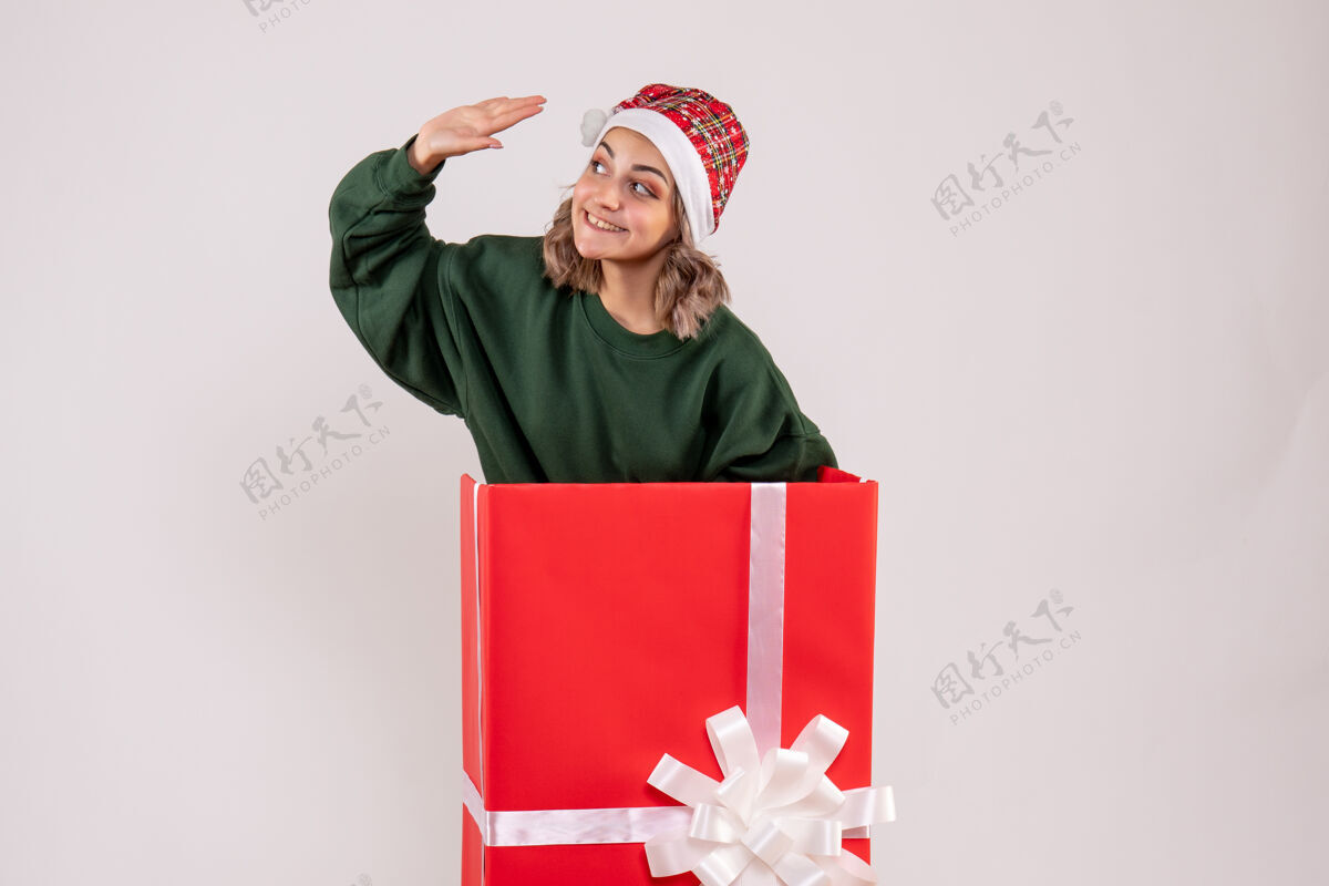 节日正面图红色礼品盒内的年轻女性人帽子年