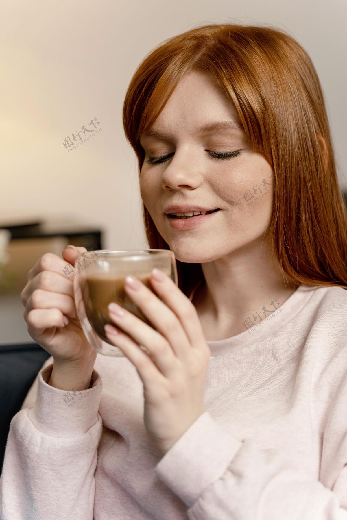 咖啡画像女人在家喝咖啡休闲激情爱好