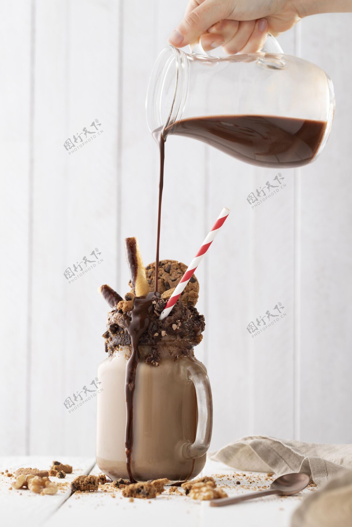 巧克力桌上放一杯巧克力奶昔玻璃杯奶昔吸管