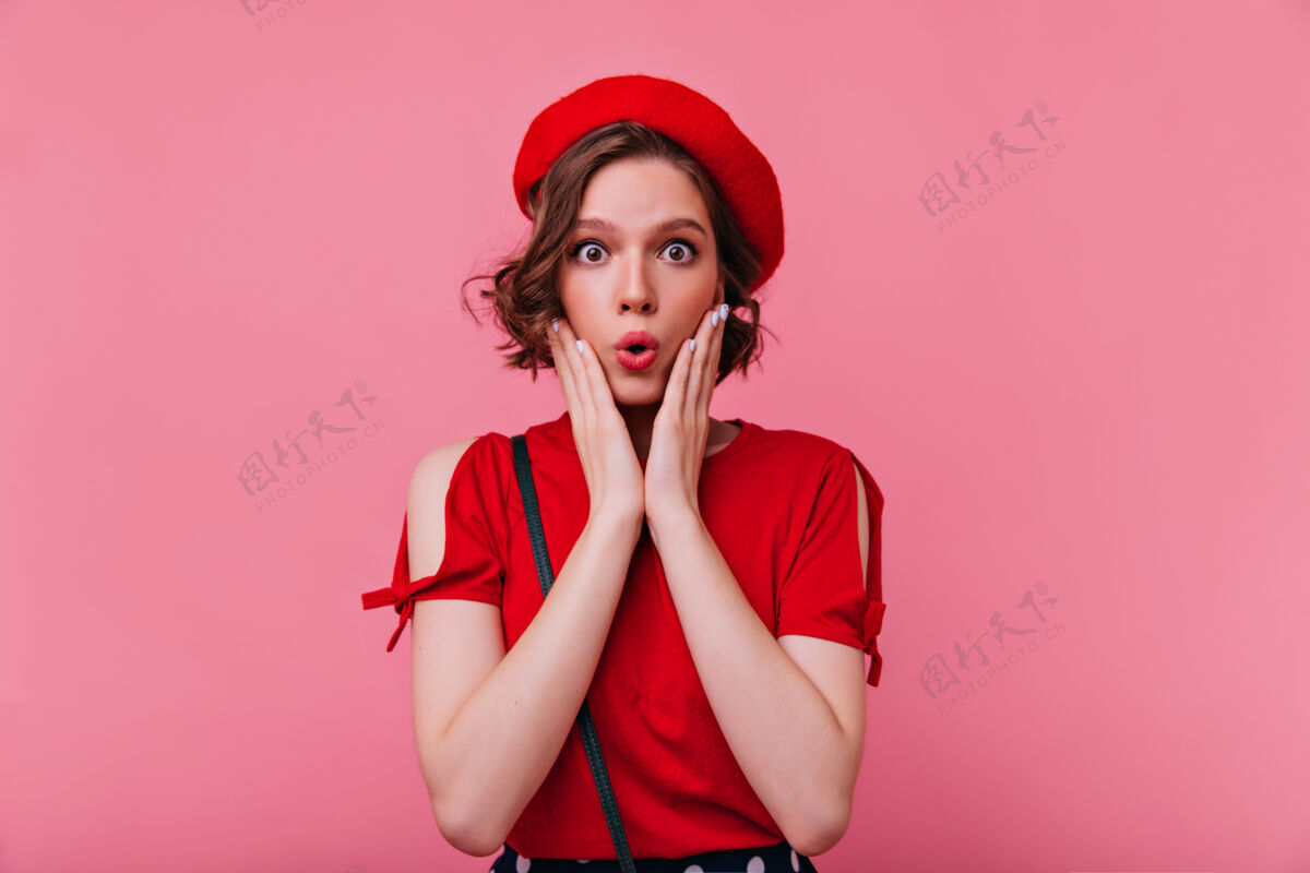 休闲一位黑眼睛的法国妇女 表情惊异身着红色贝雷帽的迷人女孩的肖像粉色有趣肖像