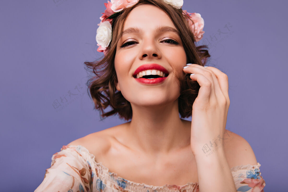 花环热情的年轻女子笑的特写照片戴着花环的幽默女模特欧洲时尚人