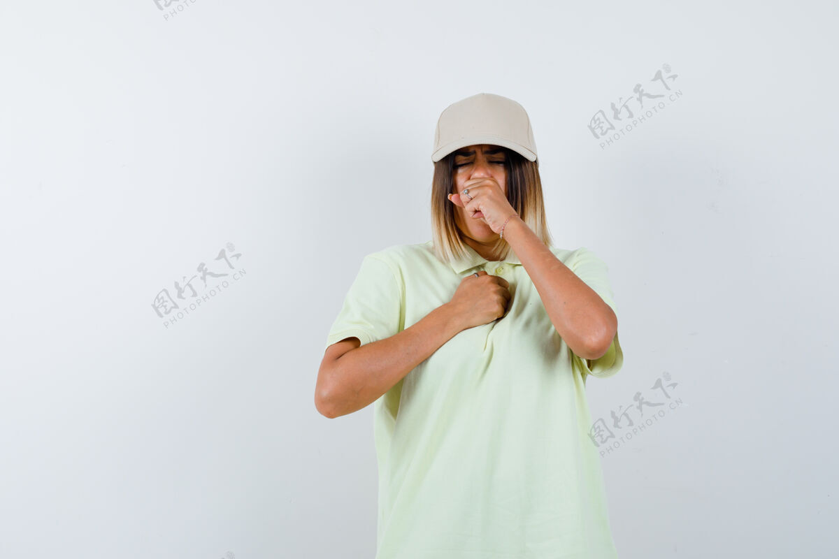 前面年轻女士穿着t恤 戴着帽子咳嗽 看起来很不舒服 正面照水疗帽子头部