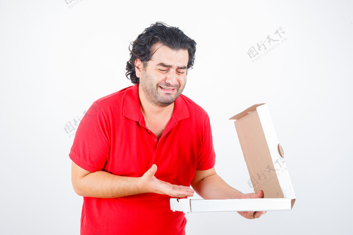 肖像帅哥打开纸盒子 失望地把手伸向盒子 穿着红色t恤 看上去很失望 正对着它不确定压力举止