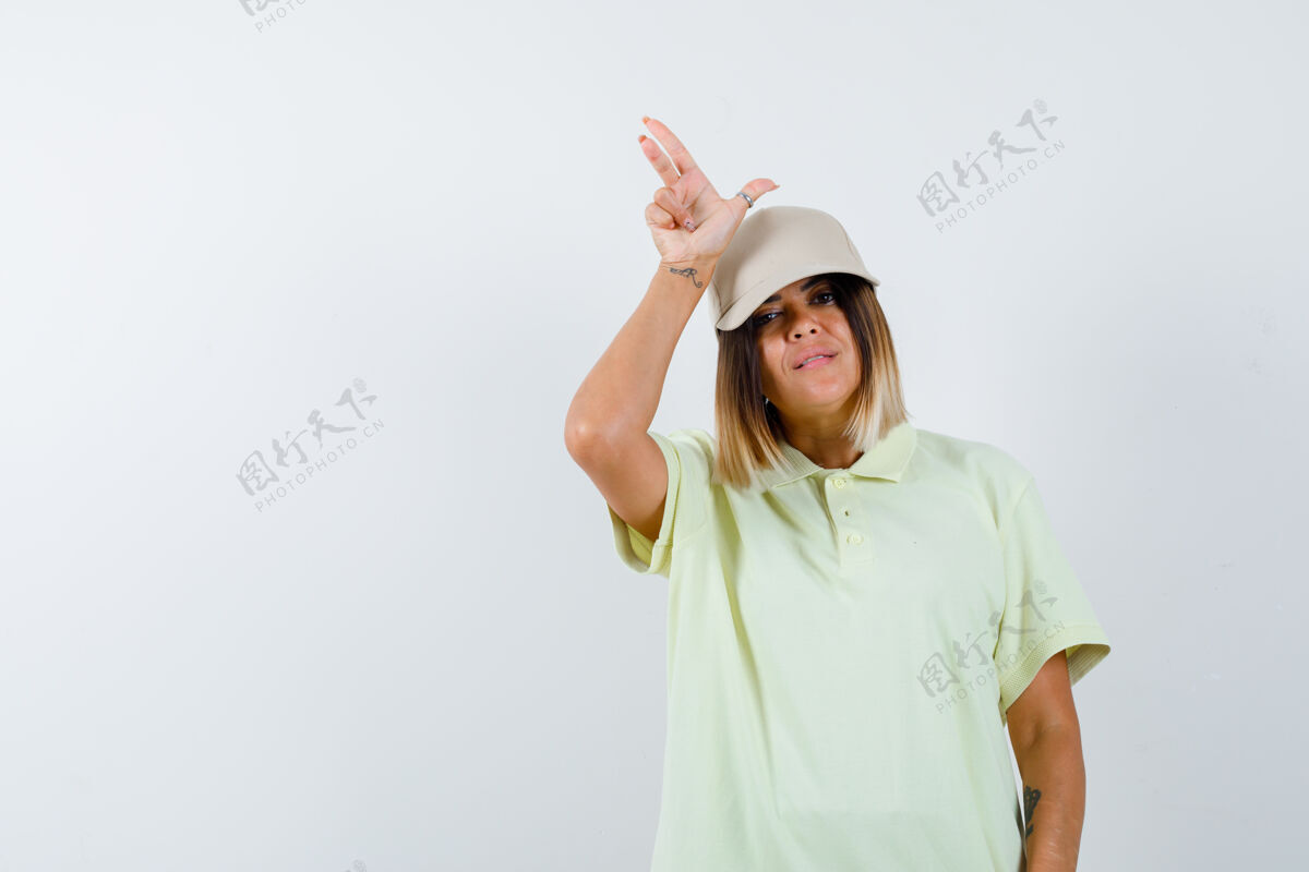 皮肤一位年轻女士穿着t恤 戴着帽子 展示着失败者的姿态 看上去很渴望 正前方的景色人水疗失败者