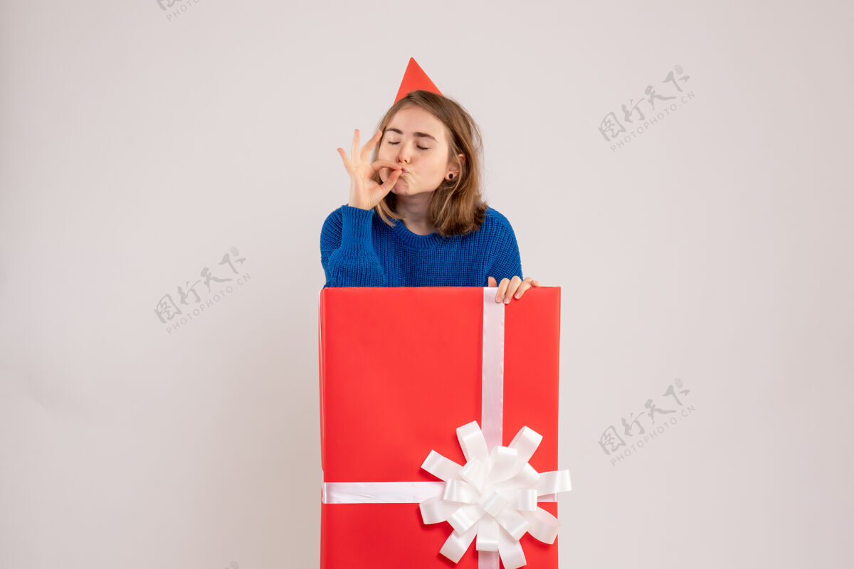 礼物正面图红色礼品盒内的年轻女性年轻的女性礼物颜色