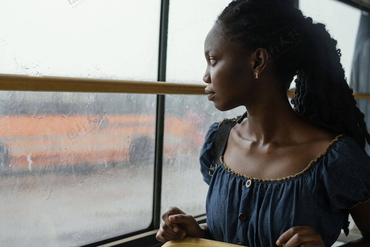 中镜头中等身材的女人看着窗外车辆女人公共汽车