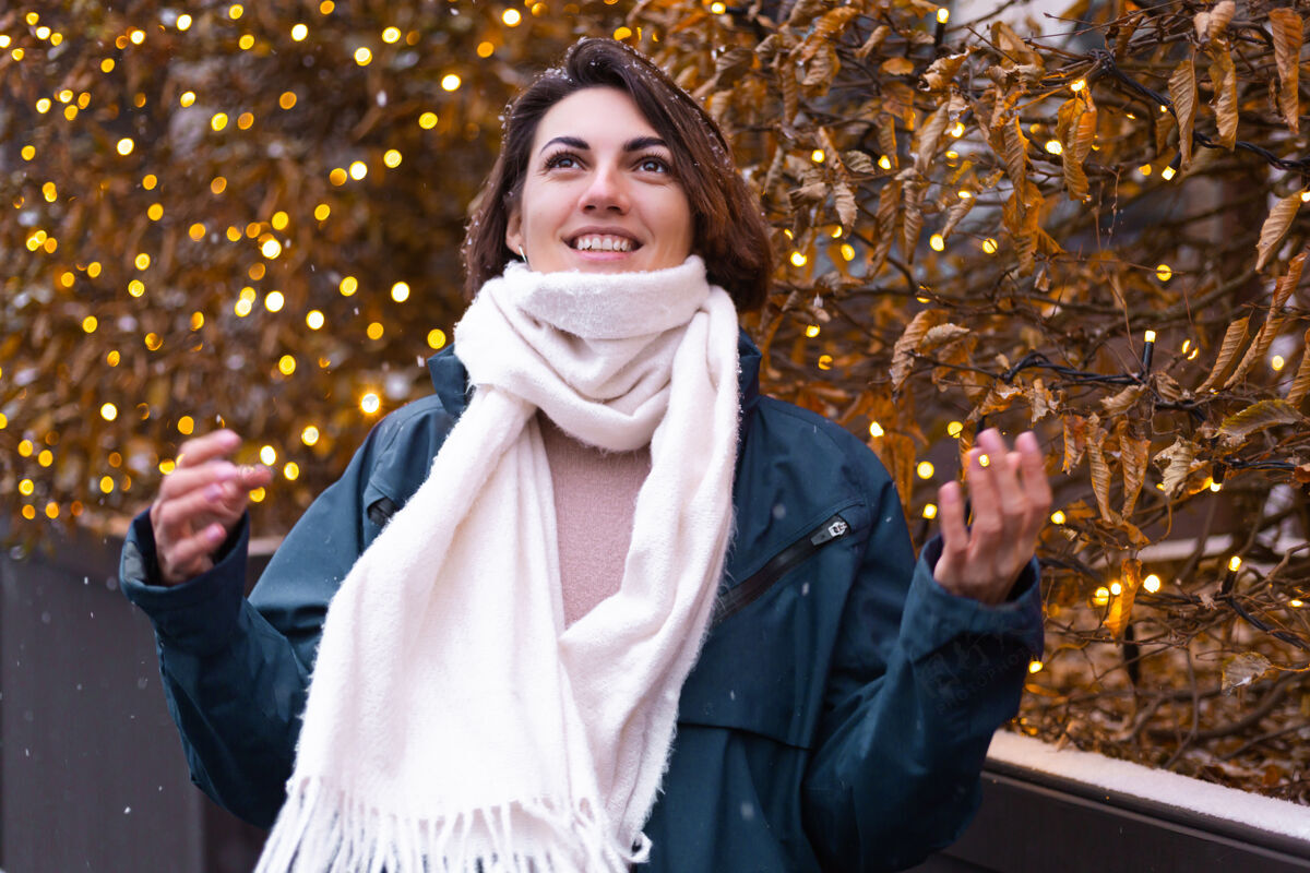 城市高加索快乐微笑的女人享受着雪和冬天 戴着温暖的围巾街道女人光