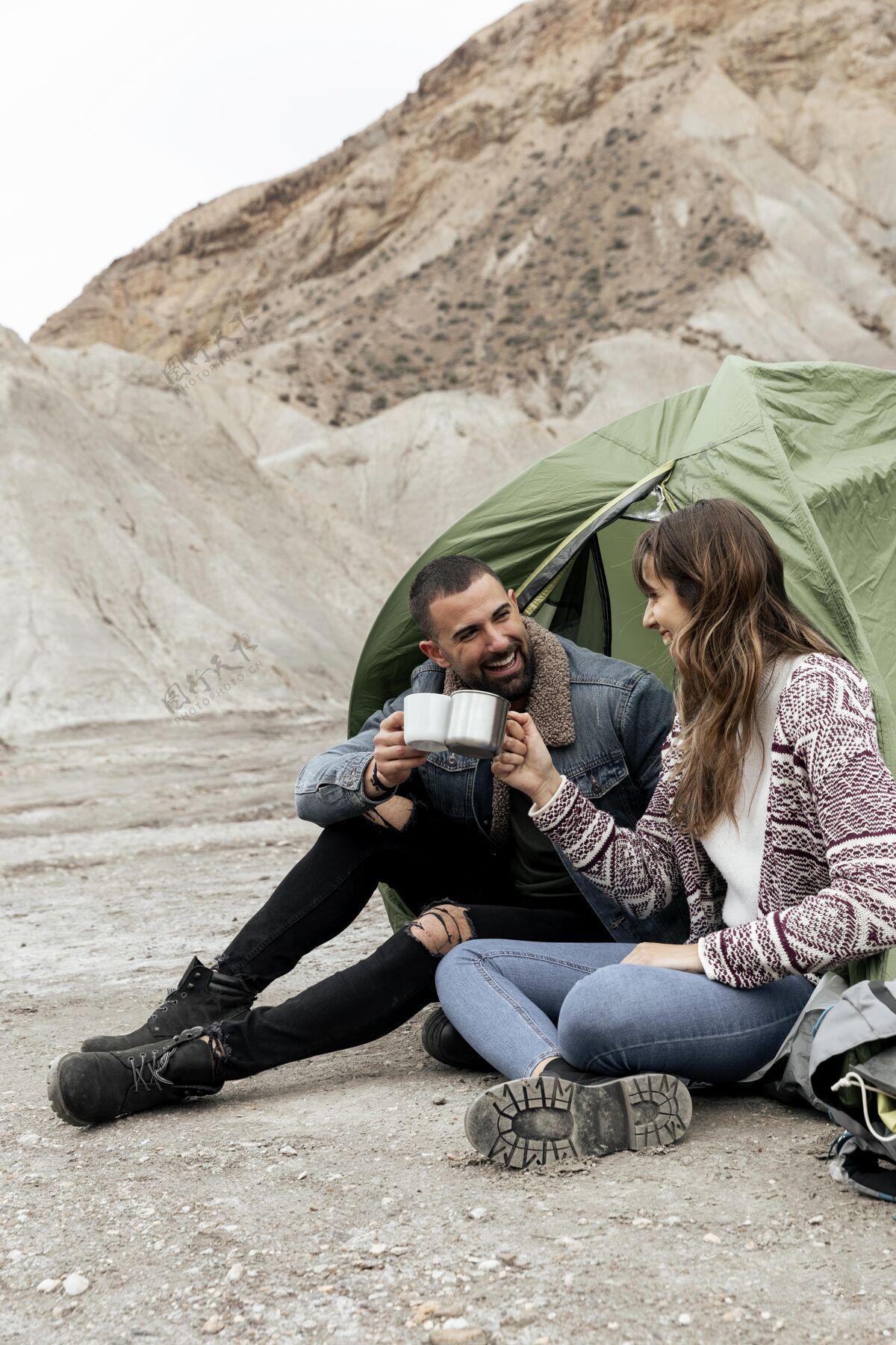 旅行者拿着咖啡杯的人生活方式帐篷冒险