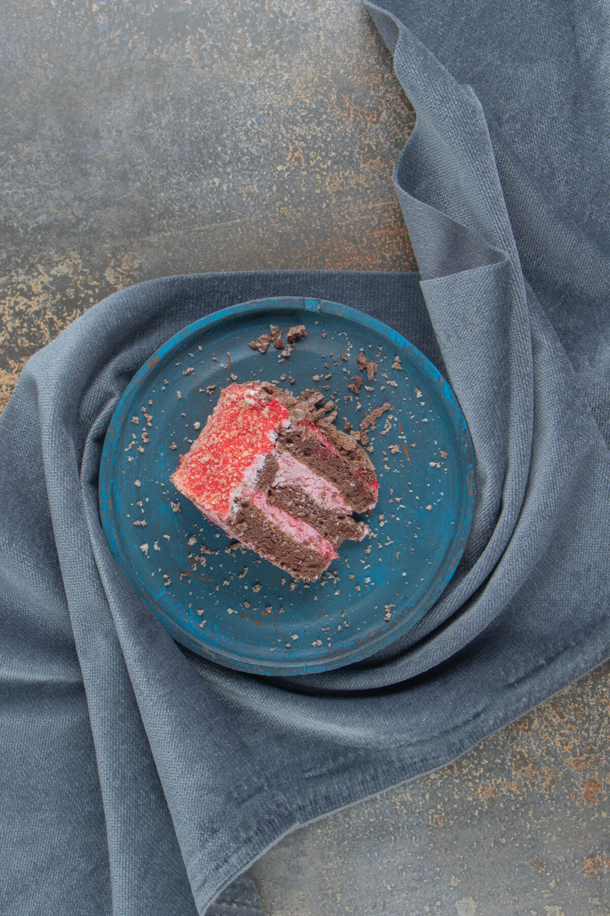切片在一块布上的蓝色盘子上放一小块蛋糕美味烘焙美味