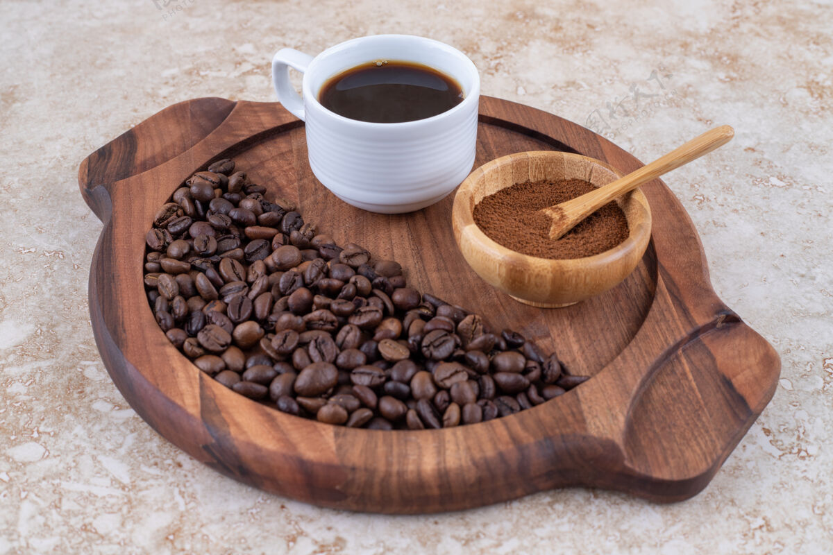 咖啡咖啡在磨碎 冲泡和豆形式的托盘上咖啡因豆子芳香