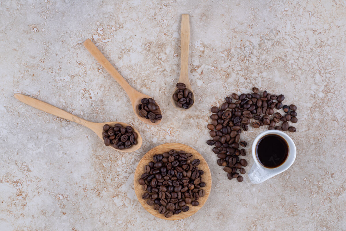 勺子一堆咖啡豆和一杯咖啡咖啡杯子咖啡因