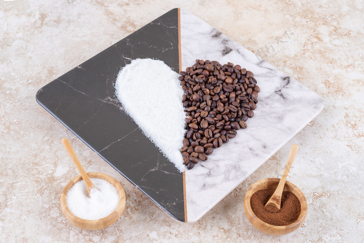 咖啡把糖和咖啡豆放在小碗里 放在大理石盘子上做成心形形状咖啡因大理石