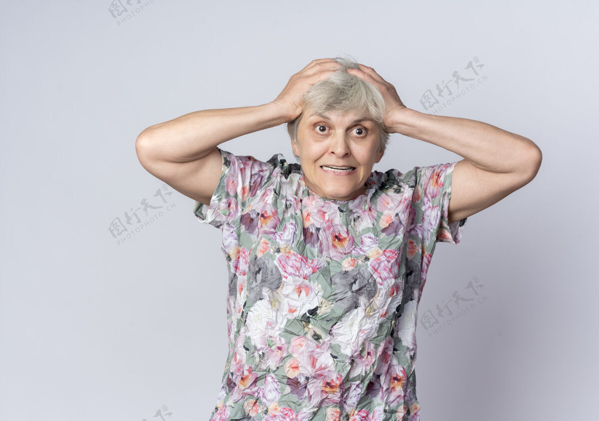 老人焦急的老妇人孤零零地抱着头望着白墙上向前焦虑抱着