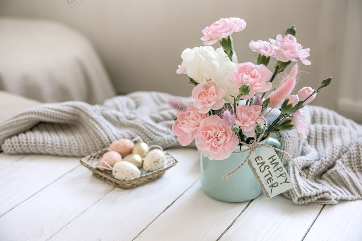 春天复活节构图 花瓶里有鲜花 编织元素 卡片上写着复活节快乐温馨祝福鲜花