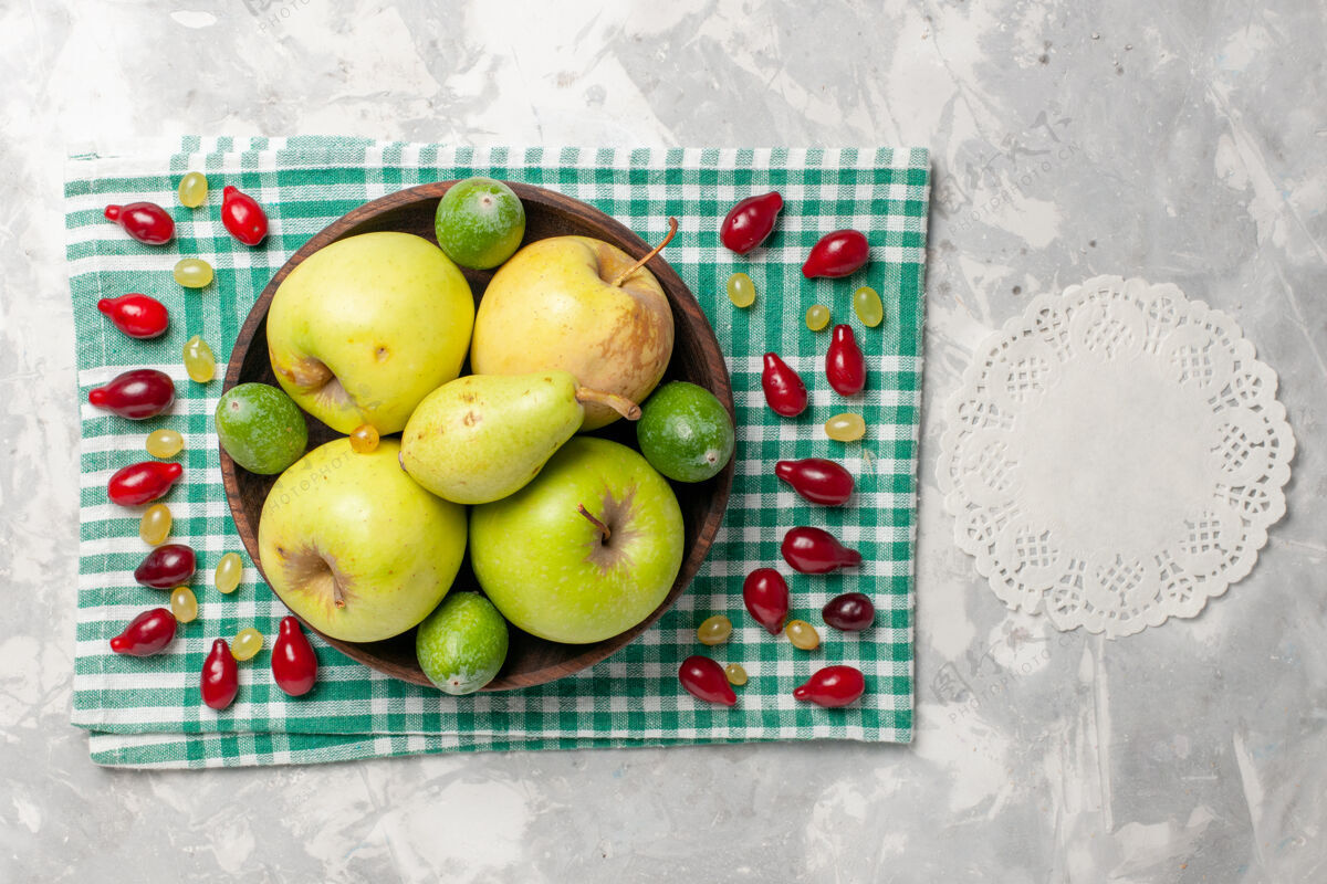 水果顶视图新鲜水果苹果梨和飞珠在白色空间健康顶级可食用水果