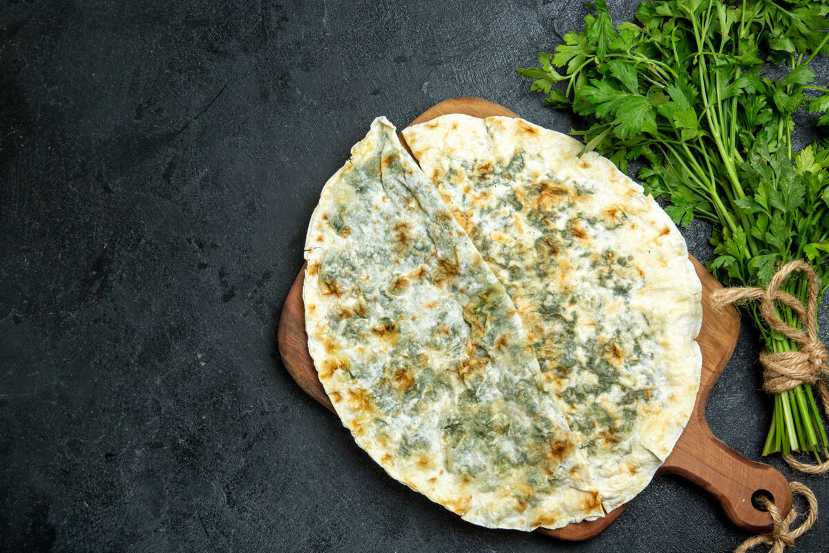 奶酪俯视图：在灰色空间里 里面有绿色的熟面片面团营养品生的