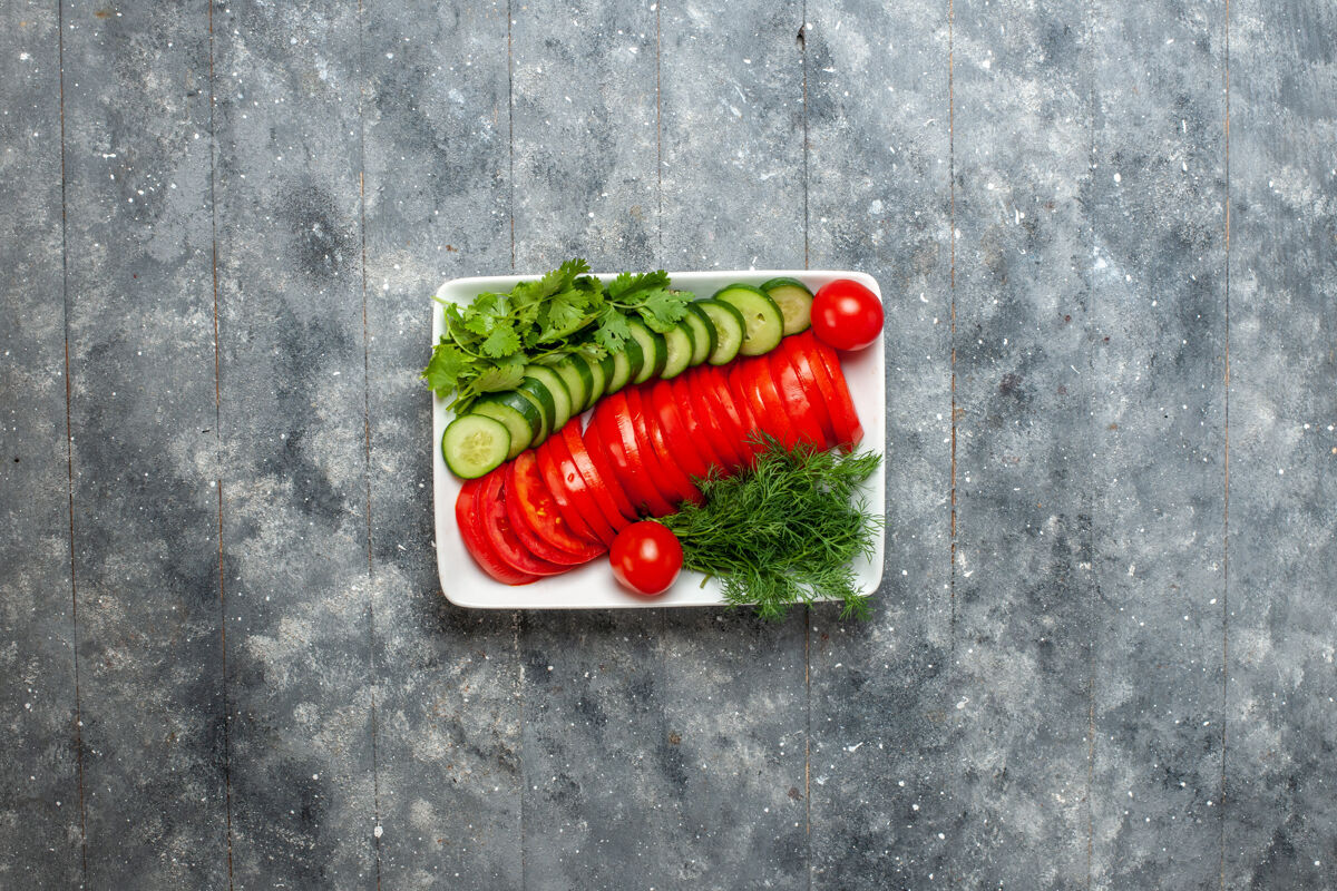 配料顶视图新鲜的西红柿切片优雅地设计在灰色的乡村空间沙拉辣椒辣椒生的