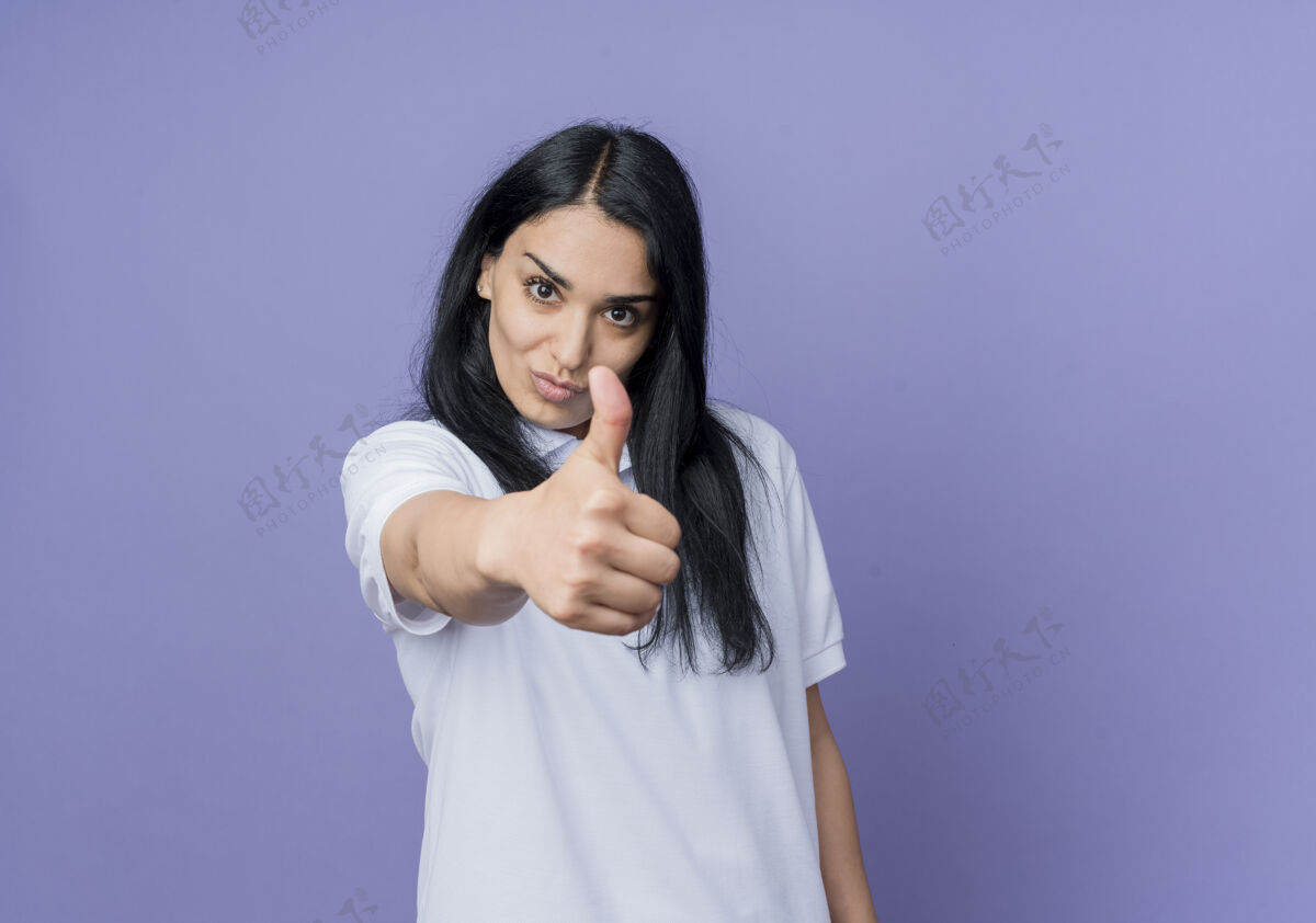 自信自信的年轻黑发白人女孩竖起大拇指孤立在紫色的墙上女人紫色年轻