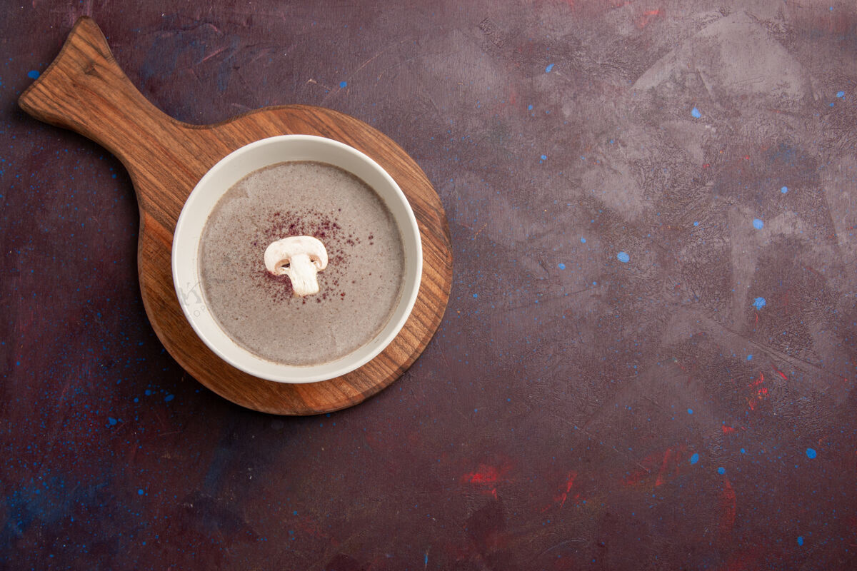 杯子顶视图美味的蘑菇汤在一个黑暗的空间内盘子咖啡蘑菇里面