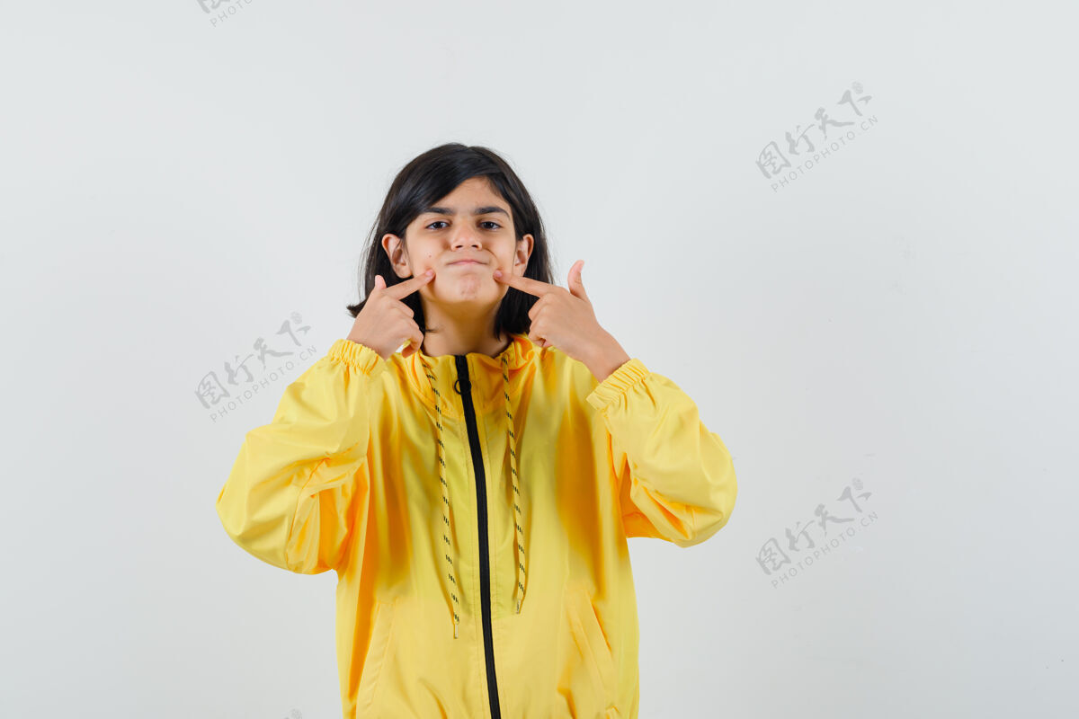 睡眠穿着黄色连帽衫的小女孩指着她的毛毛 正视图房子人女孩