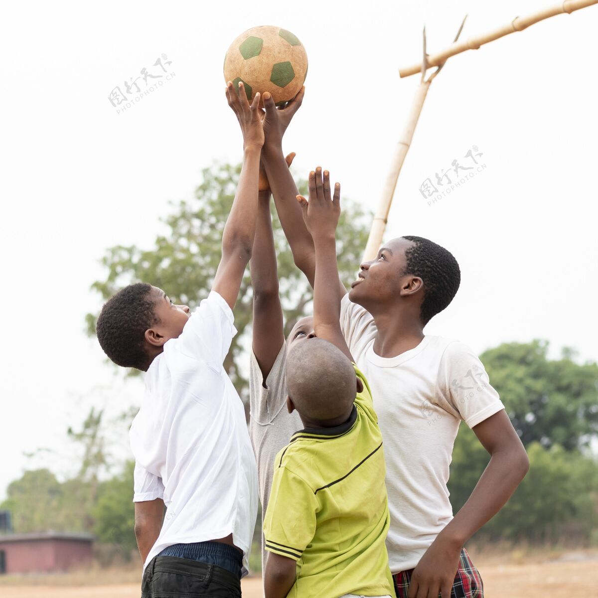 玩非洲男孩？足球足球比赛足球孩子