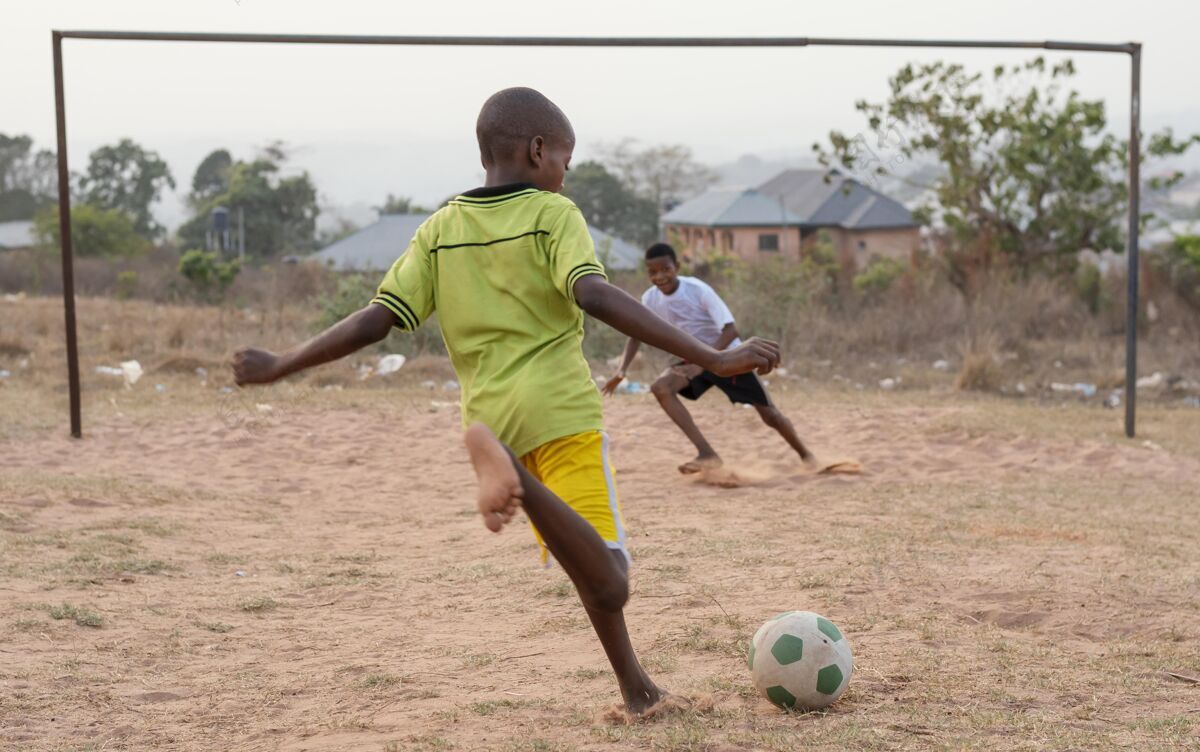 非洲孩子们在踢足球足球足球比赛孩子