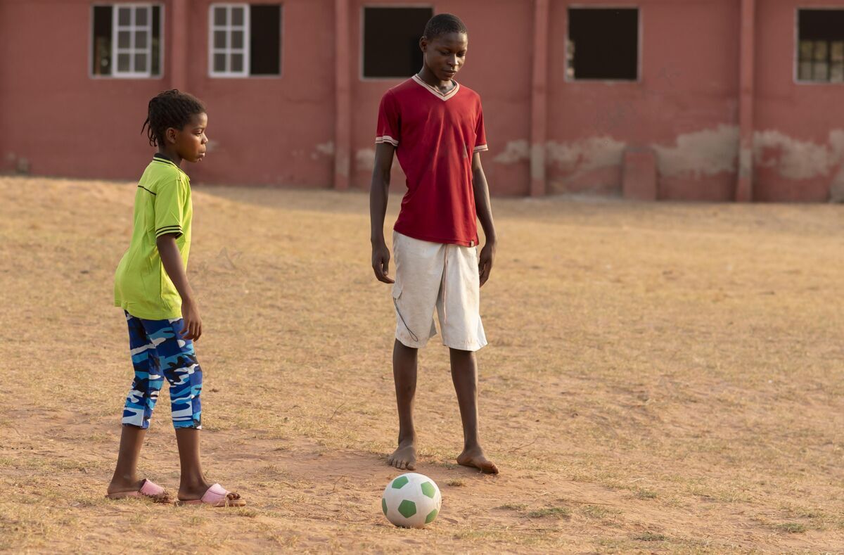 孩子孩子们在踢足球足球非洲足球比赛