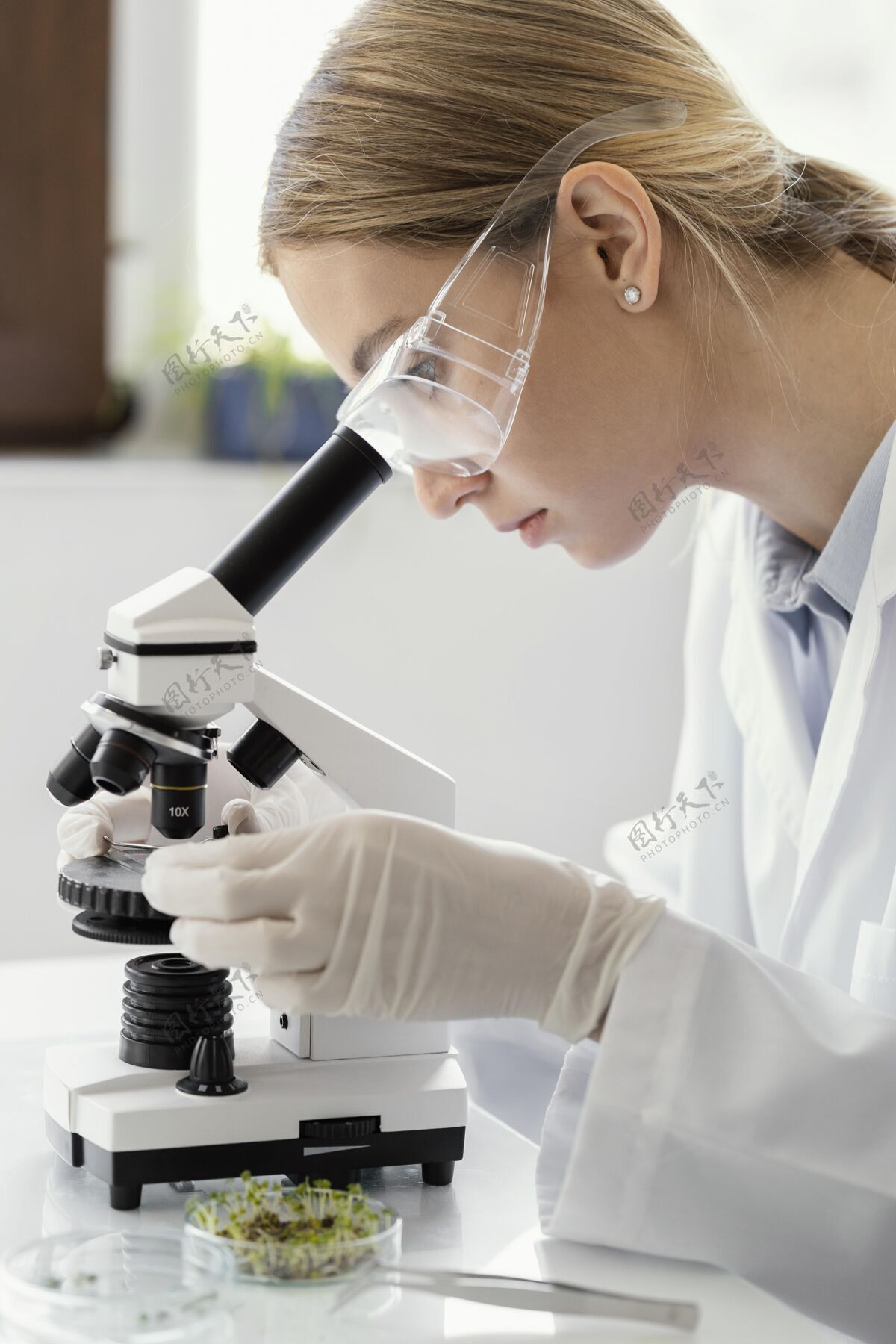 科学家特写科学家用显微镜工作技术实验室生活方式