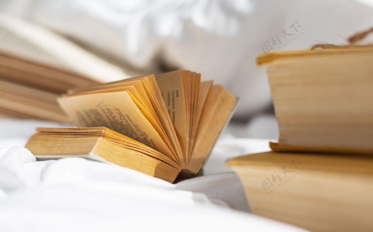 教育打开床单上的书排列阅读文学